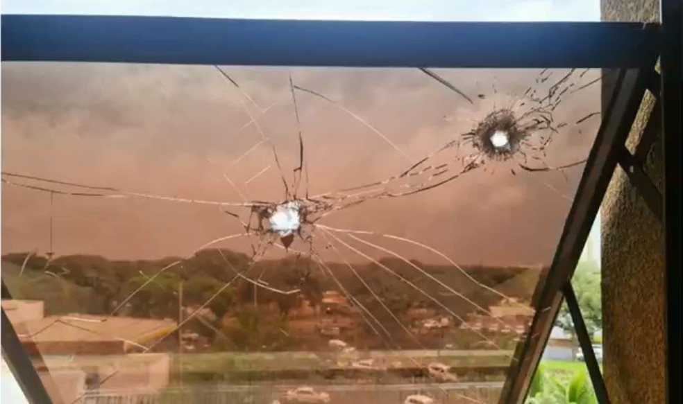 Suspeito atirou em janelas do hotel, em Maringá — Foto: Polícia Civil/Divulgação