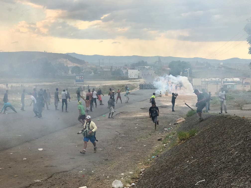 Protesto de venezuelanos na fronteira com o Brasil; guardas reagem com gás lacrimogêneo — Foto: Alan Chaves/G1