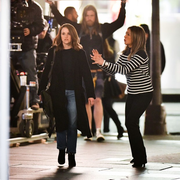 Jennifer Aniston e Reese Whiterspoon em Nova York, durante as gravações da série The Morning Show (Foto: Getty Images)