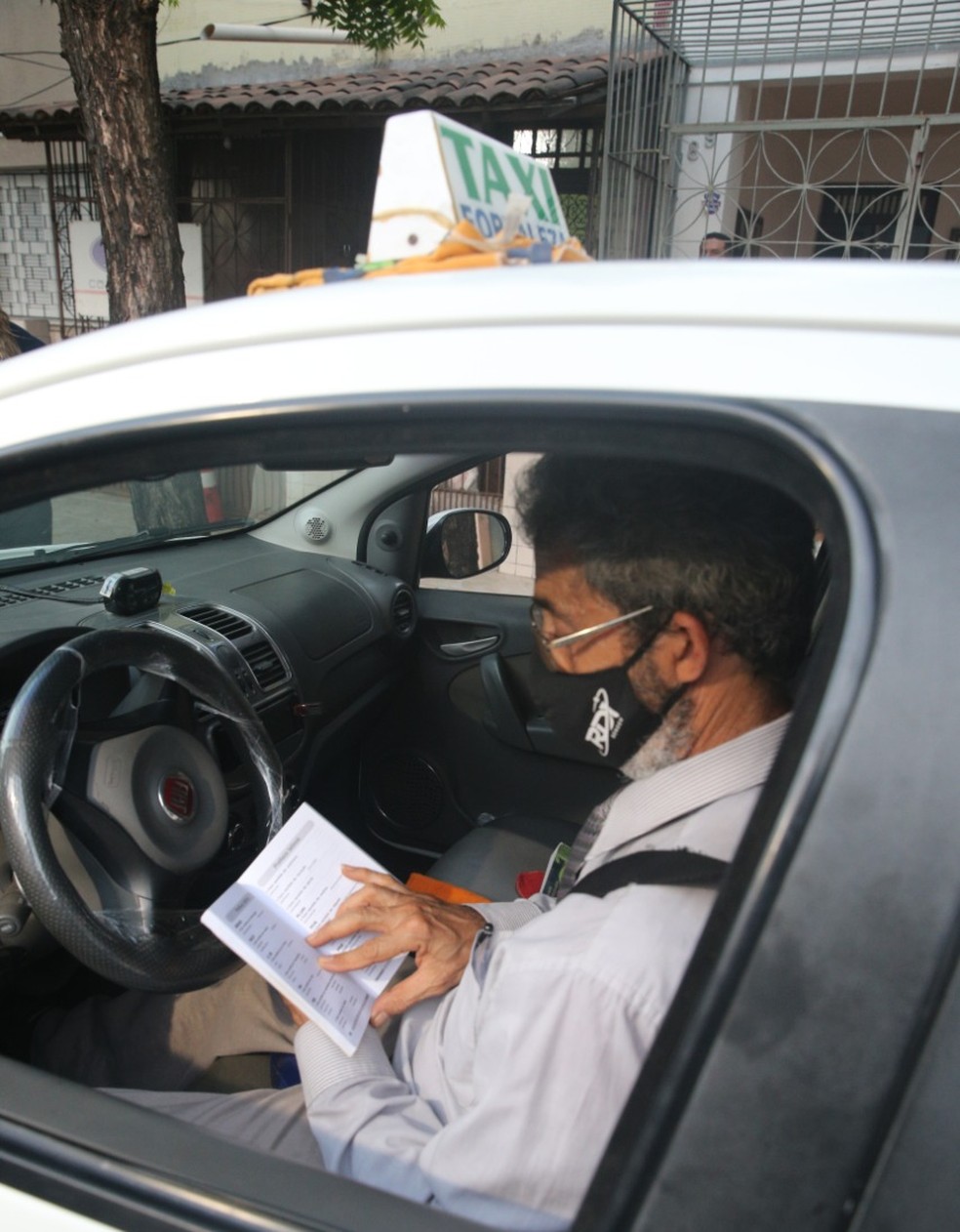 Taxista cearense transformou seu veículo em uma biblioteca móvel para espalhar hábito da leitura e fidelizar clientes. — Foto: Kid Junior/SVM