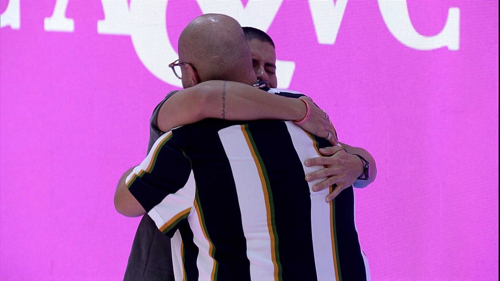 Arthur Aguiar recebeu o abraço do amigo, Tiago Abravanel — Foto: Globo
