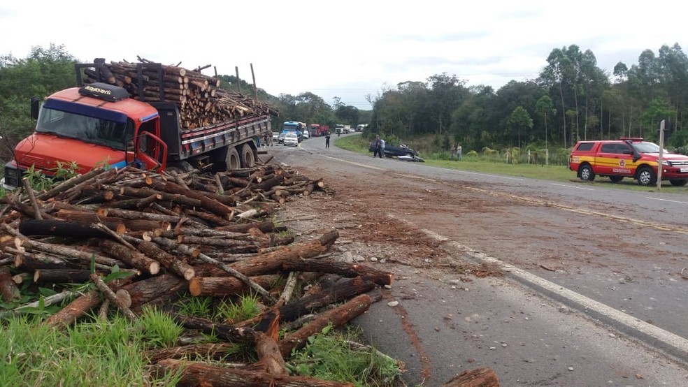 Carga de madeiras chegou a cair do caminhão com a colisão — Foto: Hugo Ronchi/ Arquivo Pessoal