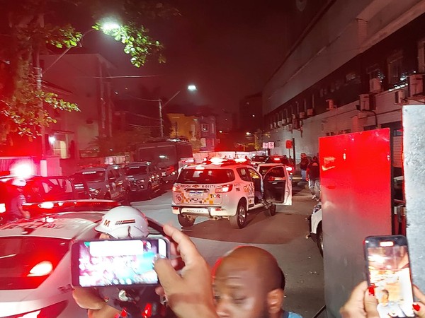 Traslado do corpo teve operação especial da polícia — Foto: Ted Sartori/Grupo Tribuna