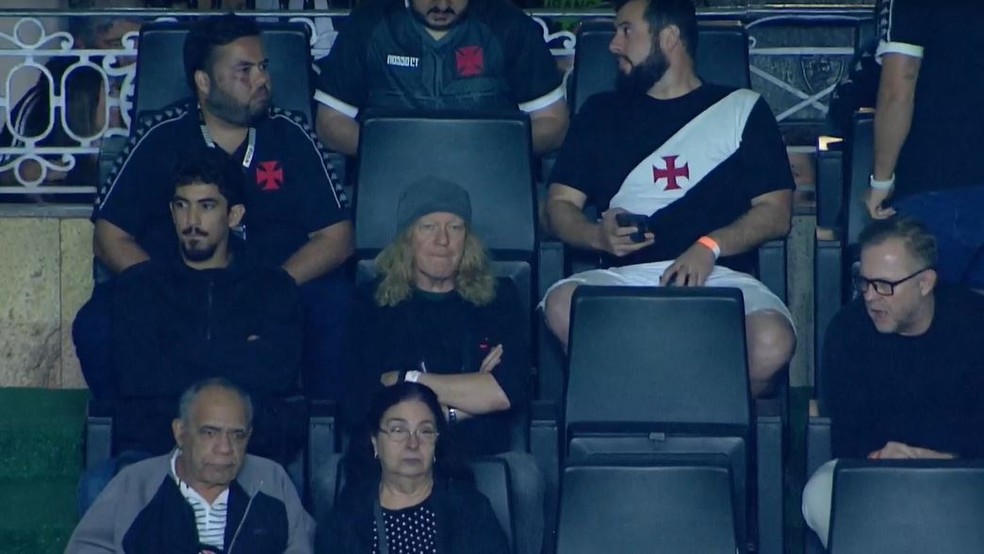 Janick Gers, de gorro, na tribuna de honra de S�o Janu�rio � Foto: Reprodu��o