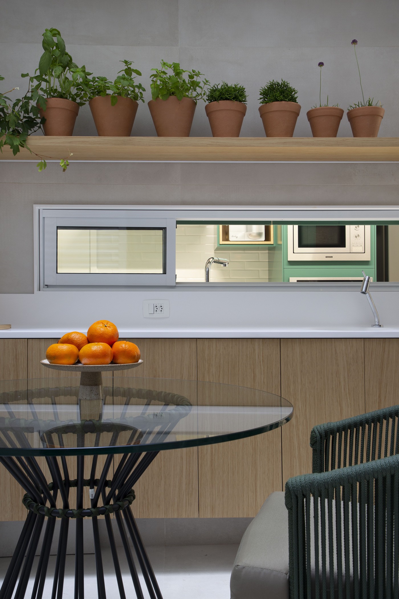 Décor do dia: cozinha com marcenaria verde é integrada à sala de almoço, após reforma (Foto: Denilson Machado/MCA Estúdio)