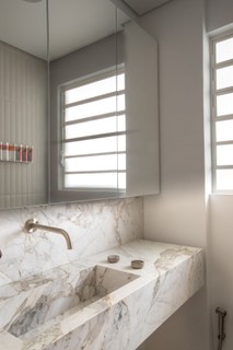 Tons claros são a base deste banheiro no apartamento de 130 m² projetado pelos arquitetos Alexandre Skaff e Simone Carneiro. Pedras da Montblanc. Granilite da Casa Franceza