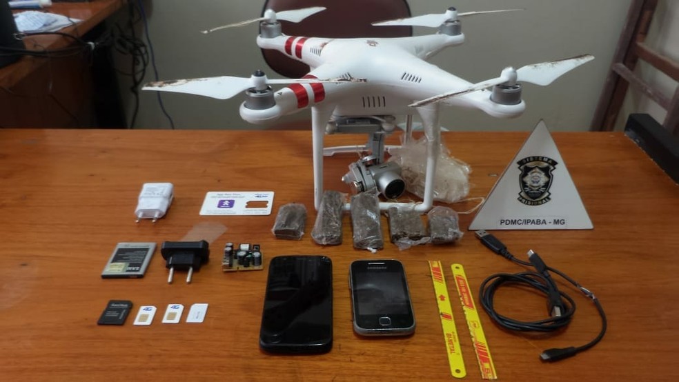 Penitenciária de Ipaba apreendeu drone que transportava celulares, droga, chips e serras (Foto: Penitenciária Dênio Moreira de Carvalho/Divulgação)
