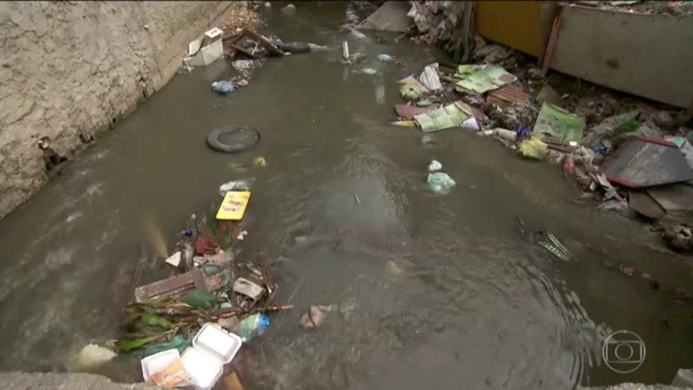 Rio com despejo de lixo em São Paulo (Foto: Reprodução/Tv Globo)