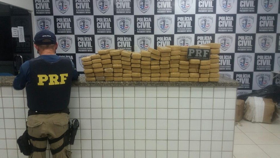 Policiais da PRF apreenderam três caixas com 101,48 Kg de maconha (Foto: Divulgação/Polícia Rodoviária Federal)