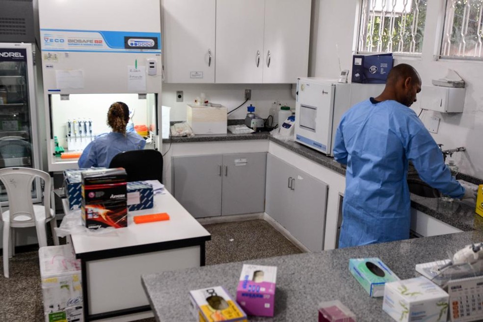 Sala de exames do Lacen, único laboratório autorizado, atualmente, para confirmar ou descartar casos de coronavírus em MT — Foto: Tchélo Figueiredo - Secom/MT
