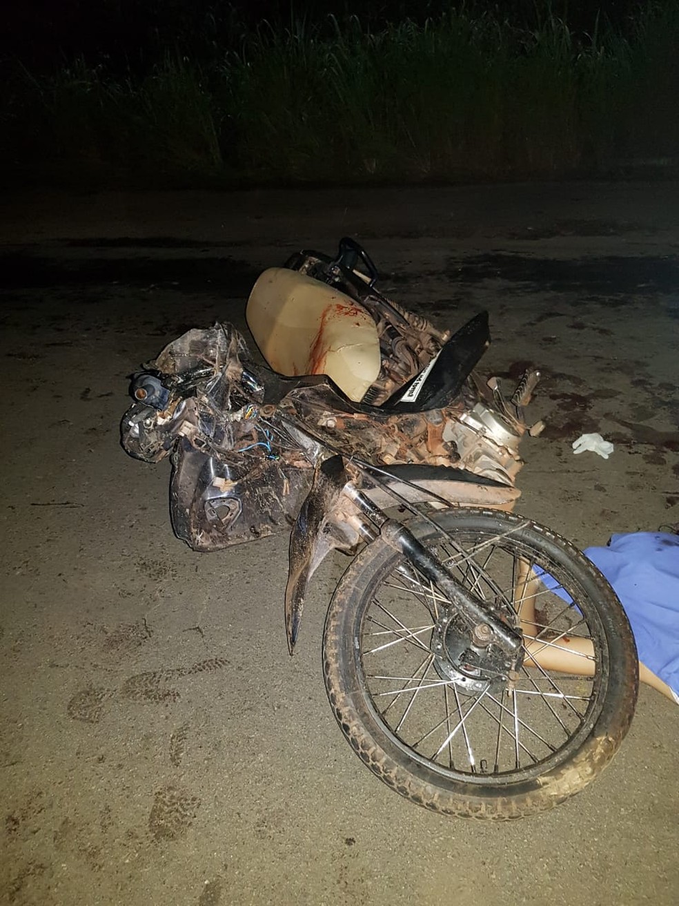 Motocicleta onde estavam as três vítimas ficou completamente destruída após o acidente na BR-316 em Peritoró — Foto: Divulgação/Polícia Rodoviária Federal