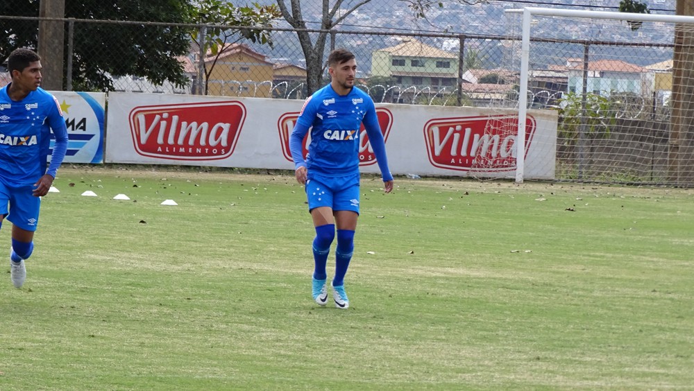 Treino com o Sub-20, volta de três e urubu no gramado: a segunda-feira do Cruzeiro