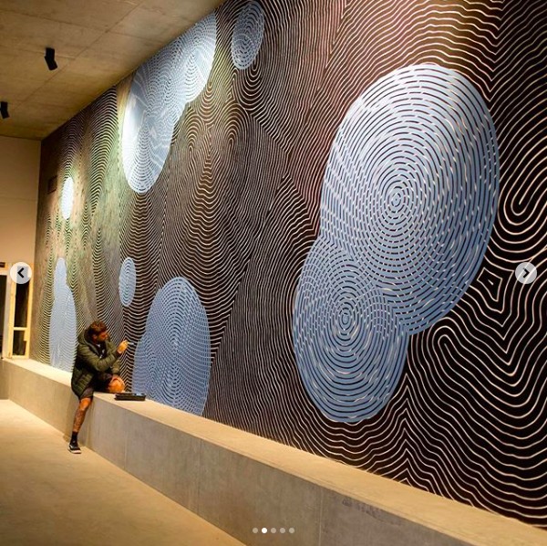 O artista trabalhando em um mural na mansão do ator Chris Hemsworth (Foto: Instagram)