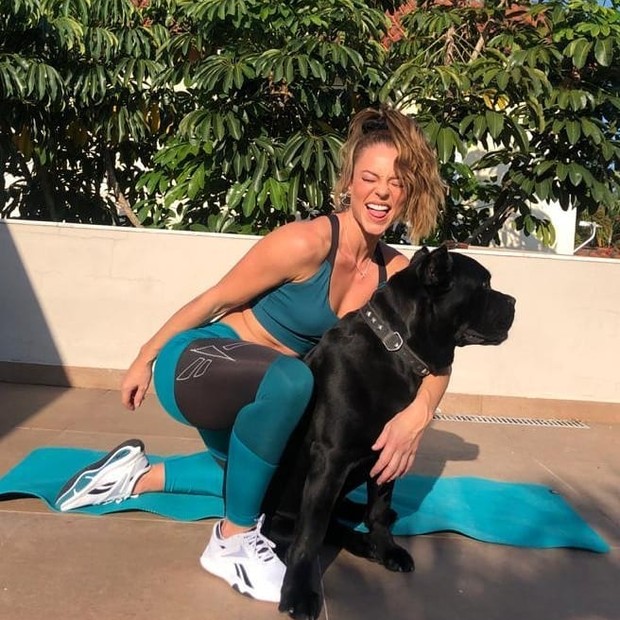 Paolla Oliveira e seu cachorro Marley (Foto: Reprodução/Instagram)