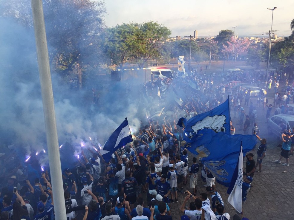 Torcedores do São Bento recepcionaram jogadores na chegada ao estádio Walter Ribeiro.  (Foto: Emilio Botta)