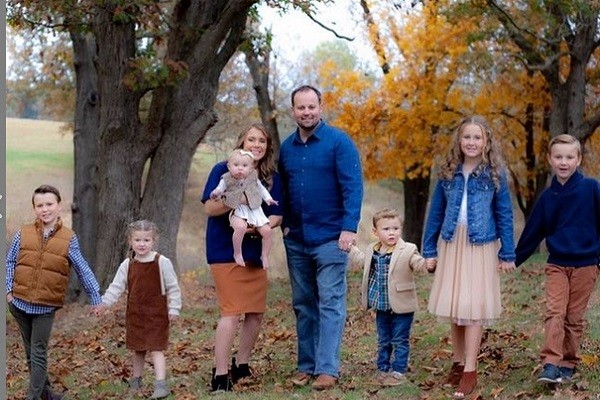 Josh Duggar e a esposa Anna com os seis filhos (Foto: Instagram)