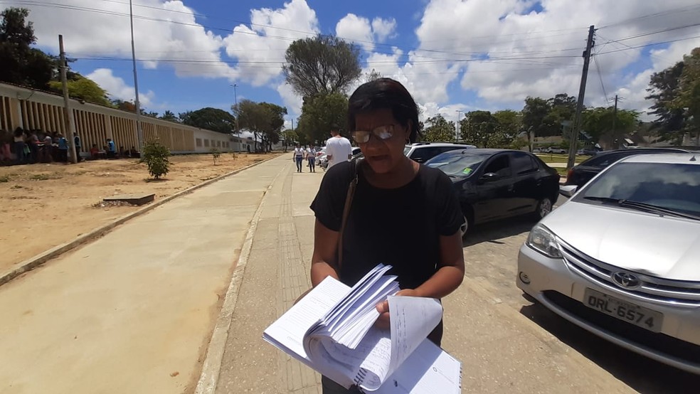 Candidata de 62 anos chega para fazer o Enem no Cepa, em Maceió — Foto: Heliana Gonçalves/ TV Gazeta 