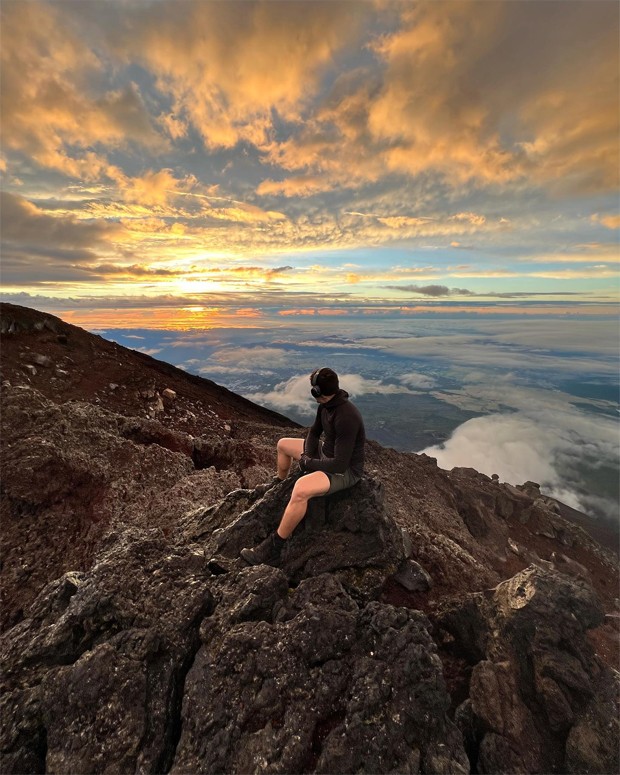 Whindersson Nunes abre álbum de sua escalada no Monte Fuji (Foto: Reprodução / Instagram)