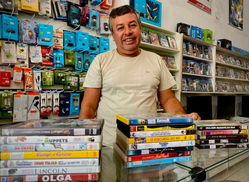 Gilberto Braga com filmes de sua locadora em Santa Branca  — Foto: Giovanna Lavecchia/ g1