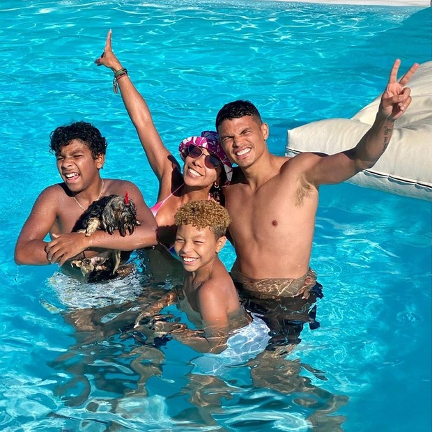 Em Mykonos, Belle Silva posa com Thiago Silva e os filhos (Foto: Reprodução Instagram)