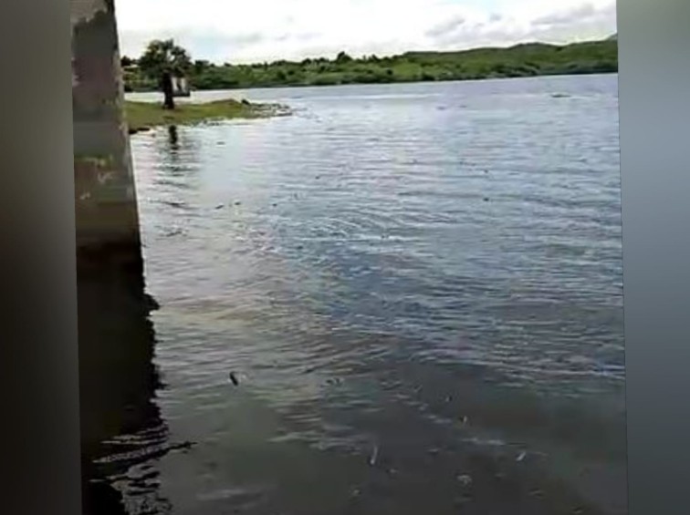 Açude Acaraú Mirim, em Massapê, sangra após chuva na Região Norte do Ceará