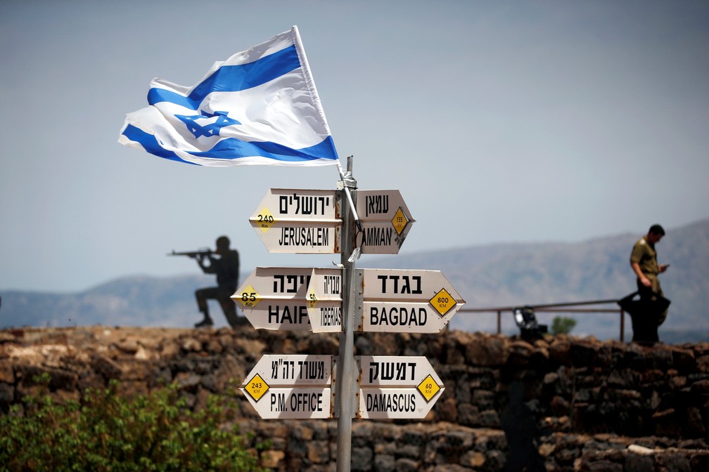 Soldado de Israel em ponto de observaÃ§Ã£o na regiÃ£o ocupada das Colinas de GolÃ£, em foto de 2018 â€” Foto: Ronen Zvulun/Reuters