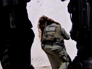 Policias saíram por buraco (Foto: TV Verdes Mares/Reprodução) Policias saíram por buraco (Foto: TV Verdes Mares/Reprodução)
