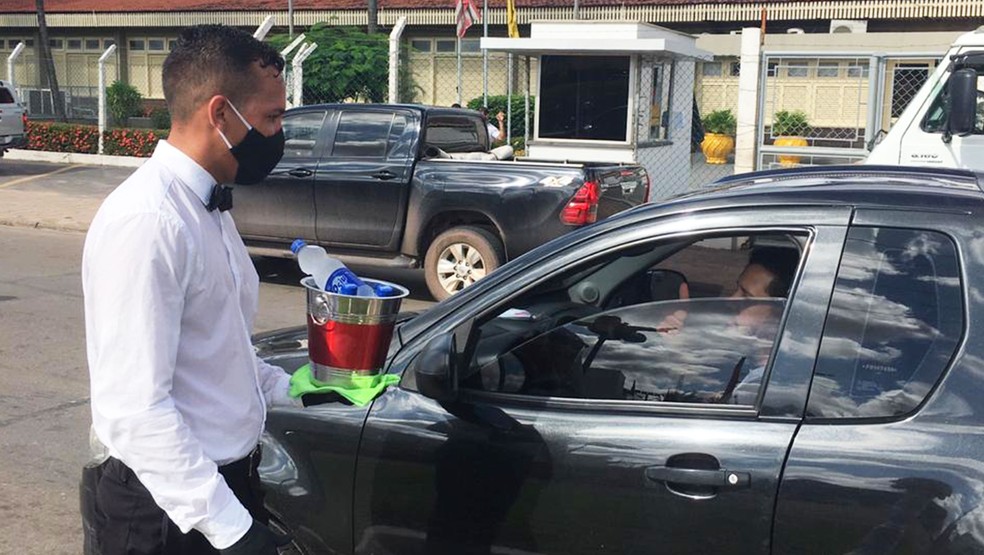Vestido de garçom, maranhense sustenta família e sonha em comprar casa vendendo água — Foto: Neto Cordeiro/Grupo Mirante