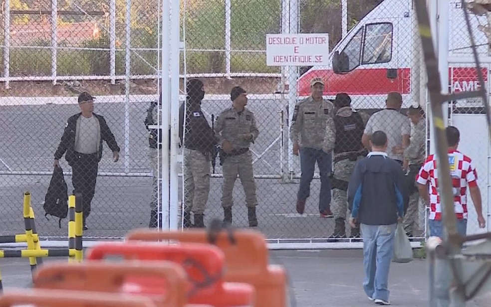 MovimentaÃ§Ã£o na entrada da PenitenciÃ¡ria Nelson Hungria, em Contagem, nesta sexta-feira (27) (Foto: ReproduÃ§Ã£o/TV Globo)