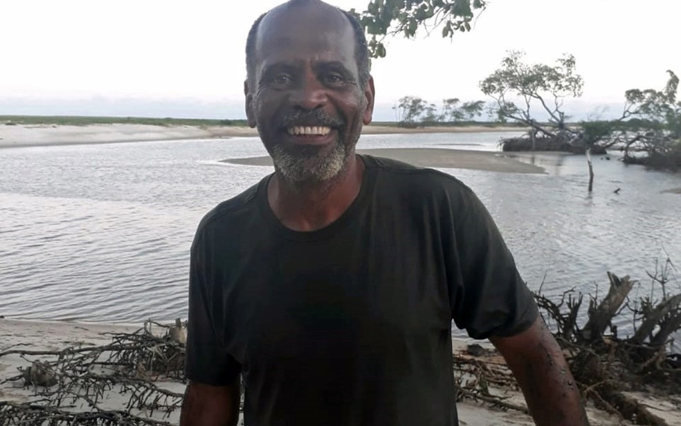 Joab Santana, de 47 anos, se voluntariou para tirar petróleo do estuário do Rio Mamucabas, entre Tamandaré e Barreiros (PE)  — Foto: Manoel Pedrosa/Prefeitura de Tamandaré
