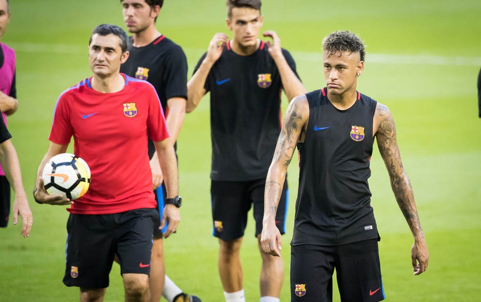 Ernesto Valverde em treino do Barcelona com Neymar, em julho, na pré-temporada do time catalão nos Estados Unidos (Foto: Ira L. Black/Corbis via Getty Images)