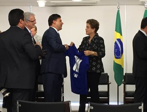 Presidente do Cruzeiro, Gilvan Tavares, e Dilma Rousseff (Foto: Lucas Magalhães)