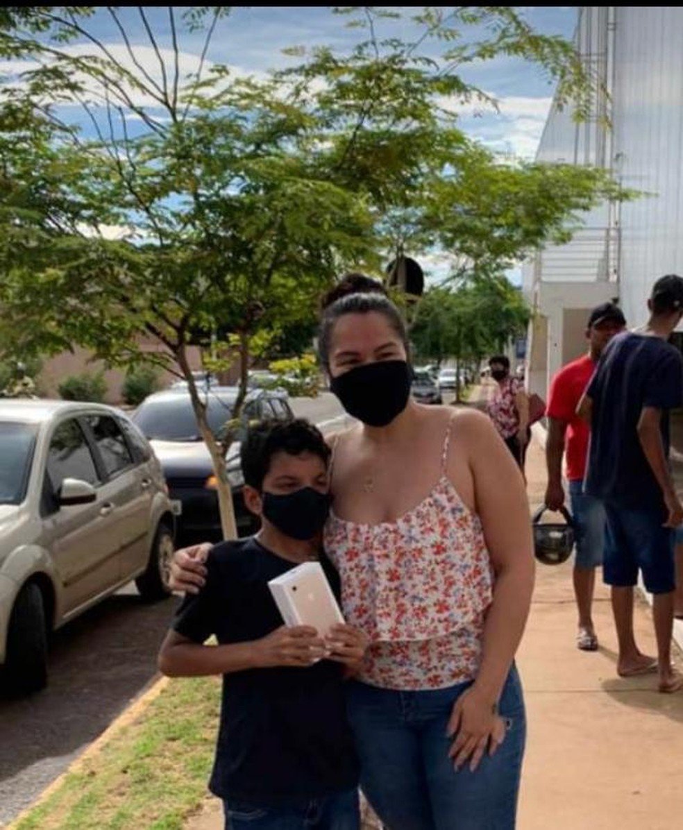 Empresária no momento em que doou celular para menino em MS — Foto: G1 MS