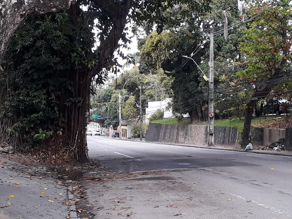 Na tarde deste domingo (29), buraco que provocou o acidente na Rua de Apipucos estava fechado — Foto: Camila Torres/TV Globo