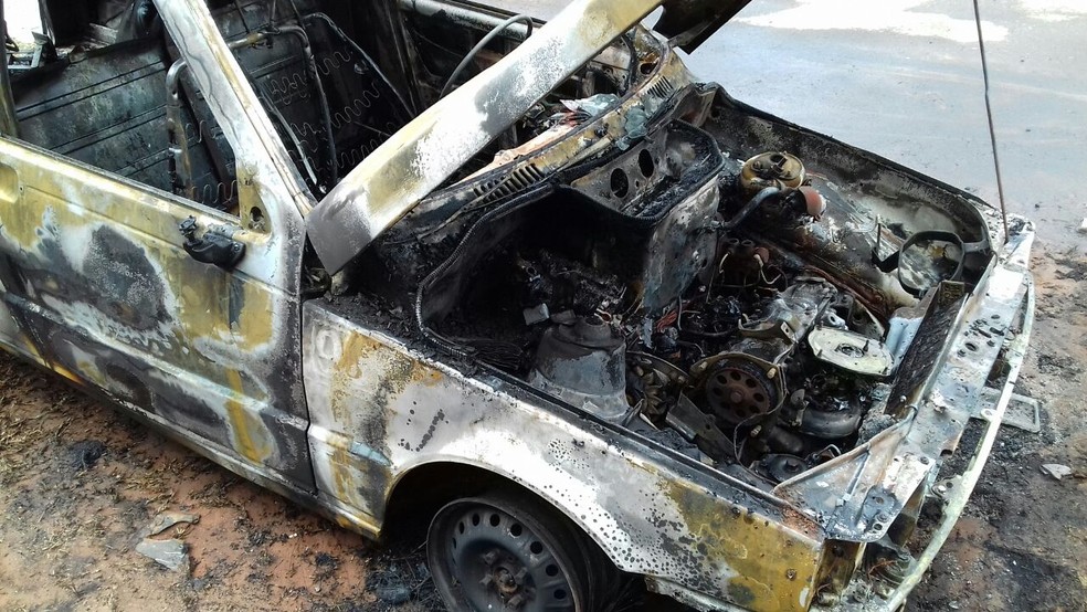 Veículo foi destruído pelo incêndio em Parapuã (Foto: Corpo de Bombeiros/Cedida)