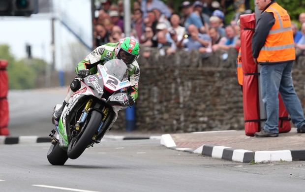 A mais perigosa corrida de motos do mundo:(Isle Of Man TT- 2012) 