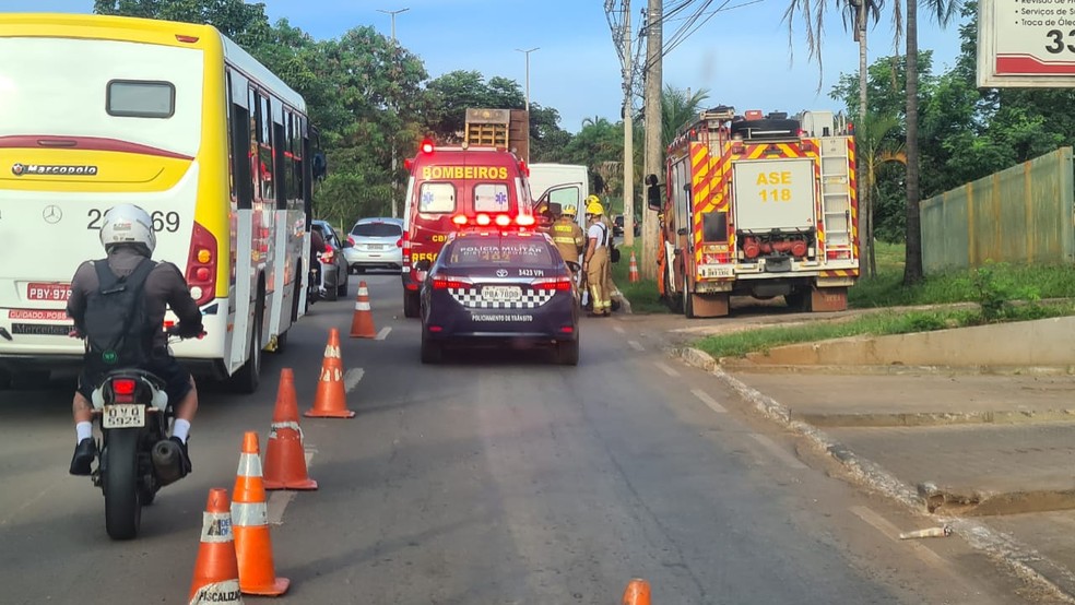 Motorista morre após ser atingido na cabeça por rampa de caminhão — Foto: CBMDF/Divulgação