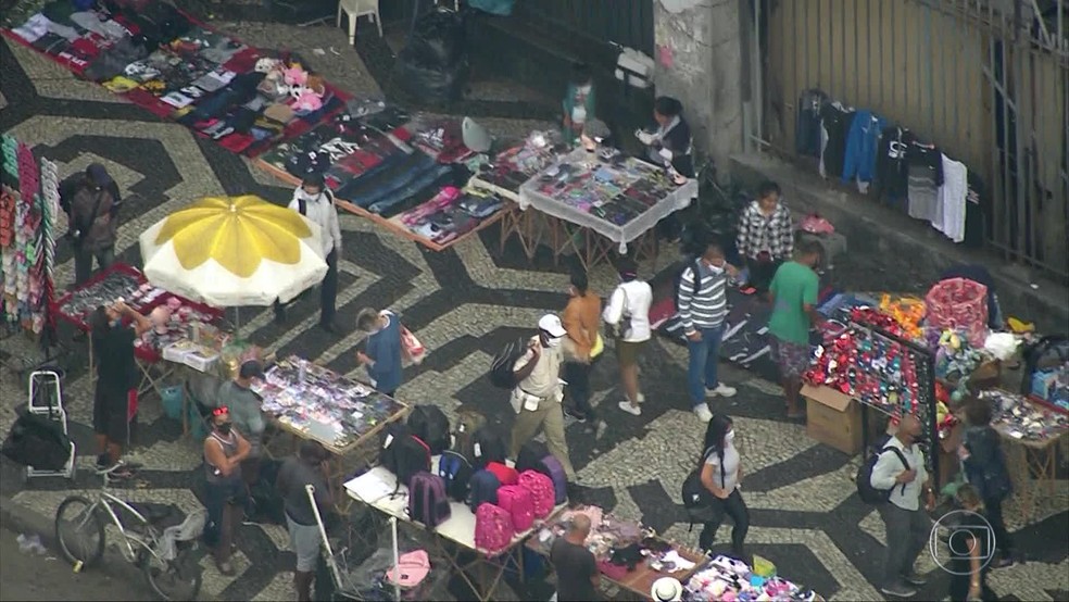 Comércio informal em frente à Central do Brasil, no Centro do Rio, promove aglomeração de pessoas — Foto: Globocop