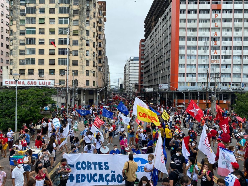 [Recife, 03/07, 11h30] Ato contra Bolsonaro registrado na Ponte Duarte Coelho, no Centro do Recife, neste sábado (3) — Foto: Priscilla Aguiar/G1