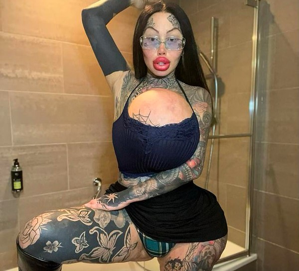 Mary Sebastian Pickles Magdalene perdeu um dos seios após um de seus implantes de silicone estourar — Foto: Instagram