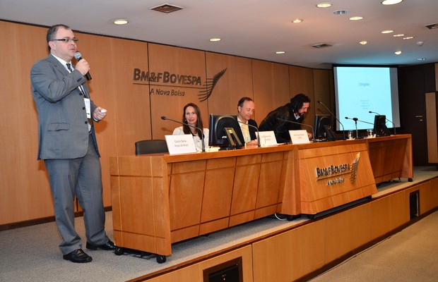 Cassio Spina, da Anjos do Brasil, comanda debate com Ilana Grossman, da Gust, e João Trigo da Roza, da ABPA (Foto: Giuseppe Pimentel/Divulgação)
