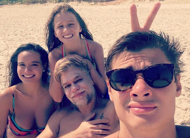 Fabio Assunção com a mulher e os filhos na praia (Foto: Reprodução/Instagram)