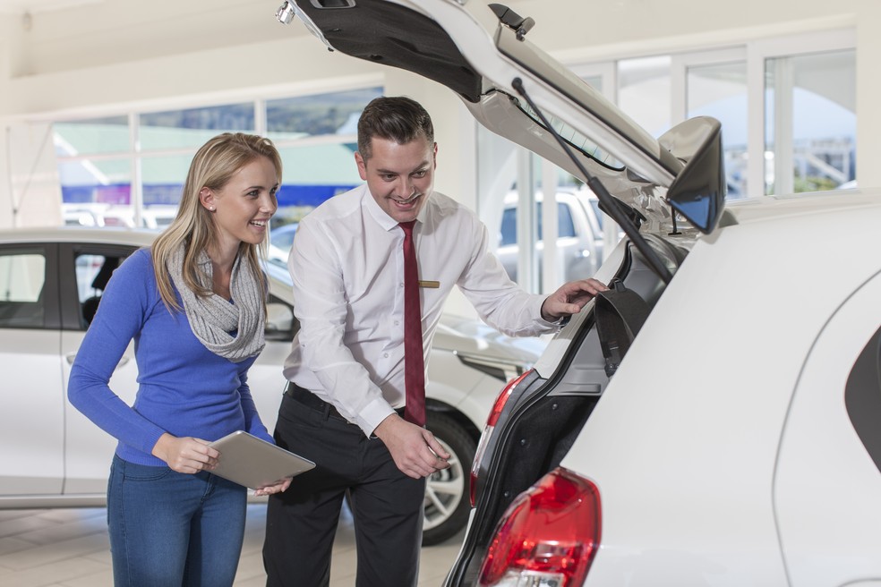 Não tenha receio de checar cada detalhe do carro que será negociado — Foto: Getty Images
