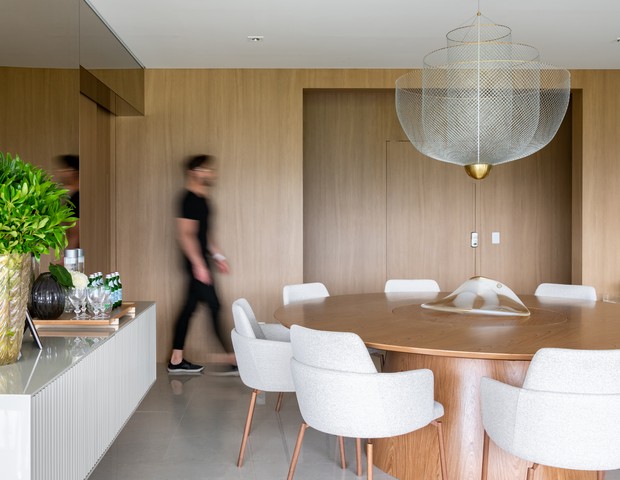 Apartamento de 272 m² com décor neutro e área social ampla (Foto: Fávaro Jr. )