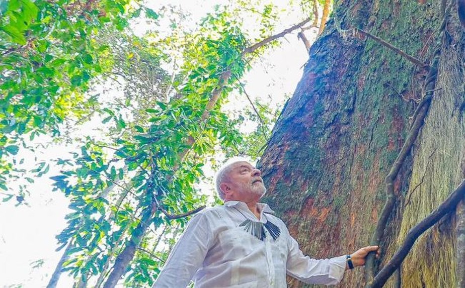 Em viagem a Manaus, Lula visita floresta Amazônica