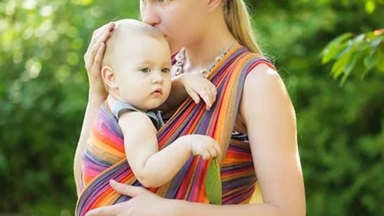 Sling para bebês: as diferenças entre os modelos e como usar cada tipo de amarração