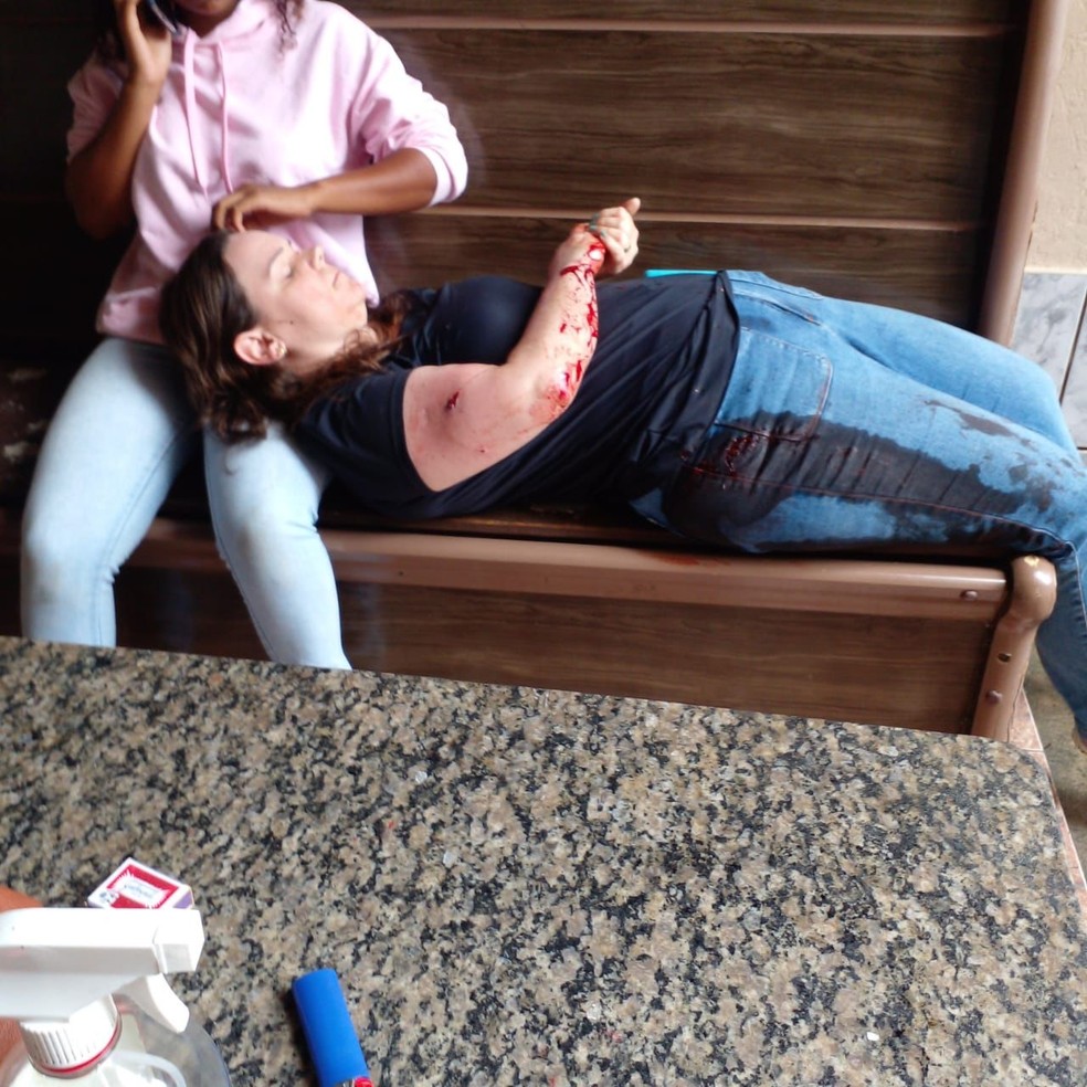 Professora ferida deitada em banco — Foto: Reprodução/Internet