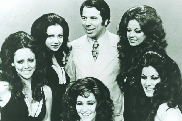Silvio Santos com suas assistentes de palco na década de 1970 (Foto: Divulgação)