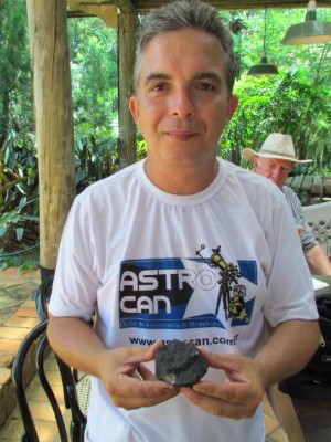 Renato posa com o meteorito que caiu em Porangaba (Foto: Arquivo Pessoal/ Renato Poltronieri)