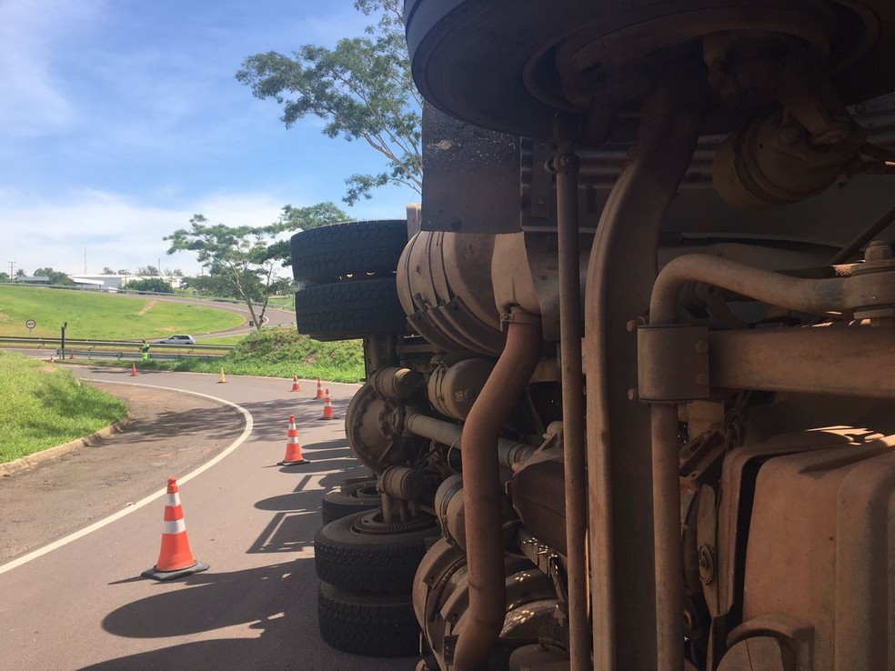 Carreta com algodão tombou em Álvares Machado (Foto: Valmir Custódio/G1)